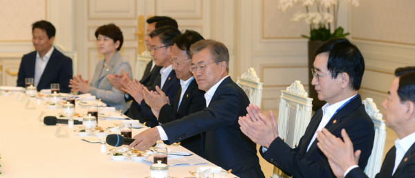 ▲ 문재인 대통령이 지난 26일 청와대에서 열린 국무위원 오찬간담회에서 모두발언을 마치자, 참석한 국무위원들이 일제히 박수를 치고 있다. ⓒ뉴시스 사진DB