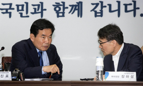 ▲ 김진표 국정기획위원장이 29일 전체회의에 앞서 장하성 청와대 정책실장과 뭔가를 논의하고 있다. ⓒ뉴시스 사진DB