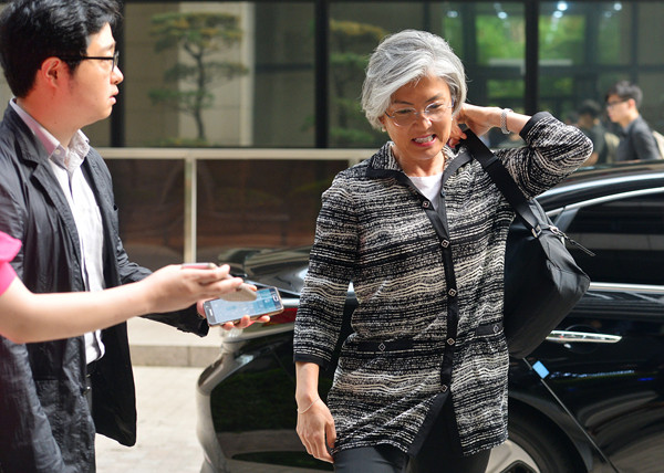 ▲ 강경화 외교부장관 후보자가 29일, 출근길에 기자들의 질문을 받고 있다. ⓒ뉴시스 DB