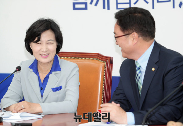 ▲ 추미애 민주당 대표와 우원식 민주당 원내대표가 웃음을 짓는 모습. ⓒ공준표 기자