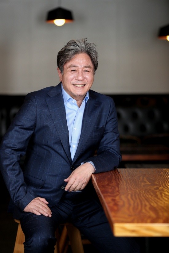 ▲ 배우 최민식은 “참된 정치인이란, 자신의 이익을 위해 일하지 않고 오로지 국민을 위해 봉사하는 일꾼이라고 생각한다”고 말했다. [사진 제공 = 퍼스트 룩]