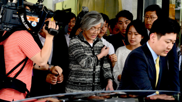 ▲ 강경화 외교부장관후보자가 29일 서울 도렴동 외교부청사 인근에서 장녀의 이화여고 전학과 관련한 위장전입 논란을 해명한 뒤 취재진을 피해 차에 오르고 있다. ⓒ뉴시스 사진DB