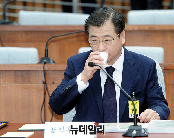 ▲ 물 마시는 서훈 후보자.ⓒ뉴데일리=공준표 기자