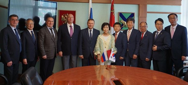 ▲ 김양희 충북도의장을 비롯한 대표단이 29일 러시아 연해주의회를 방문해 상호 우호협력 관계를 맺었다.ⓒ충북도의회