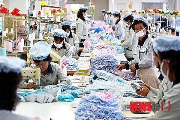 2013년 9월 17일 오전 북한 개성시 봉동리 개성공단 SK어패럴에서 근로자들이 제품을 생산하고 있다.ⓒ뉴시스. 무단전재 및 재배포 금지