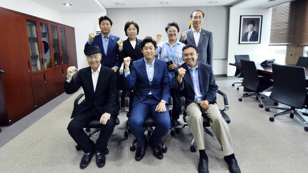 ▲ 미국 하원의원 세종시 출신 한인 2세 마크 장 의원이 29일 세종시의회를 방문했다.ⓒ세종시의회