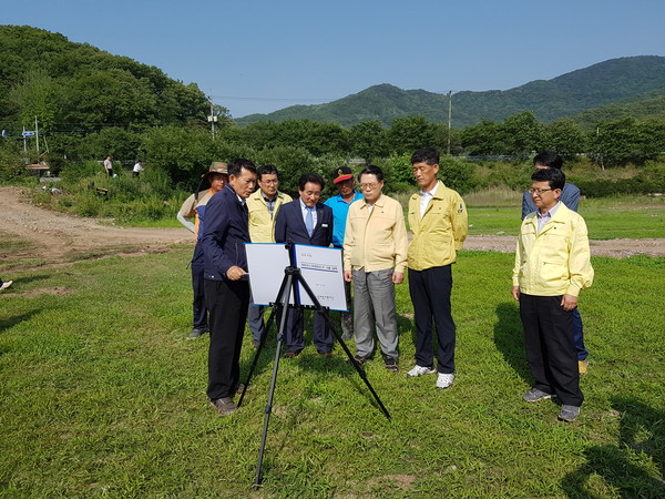 ▲ 김재수 장관(우)과 송기섭 진천군수(좌)가 초평저수지를 방문, 한국농어촌공사 청주지사장으로부터 가뭄 피해현황에 대해 설명을 듣고 있다.ⓒ한국농어촌공사 충북지사