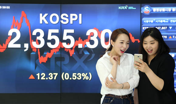 ▲ 코스피 지수는 지난 26일 0.53% 오른 2355.30로 역대 최고치를 경신했다.ⓒ한국거래소