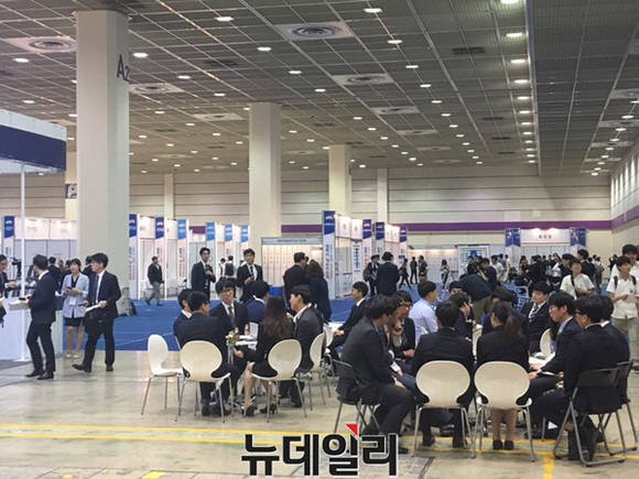 ▲ 현대·기아차는 29일 서울 코엑스에서 2017 현대·기아차 협력사 채용박람회를 개최했다. 사진은 인사담당자들과 구직자들이 테이블에 모여 상담을 받는 모습.ⓒ뉴데일리