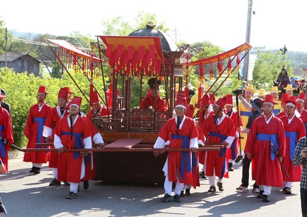 ▲ 충북 청주시가 지난 26~28일까지 진행한 세종대왕과 초정약수 축제 어가행렬 모습.ⓒ청주시