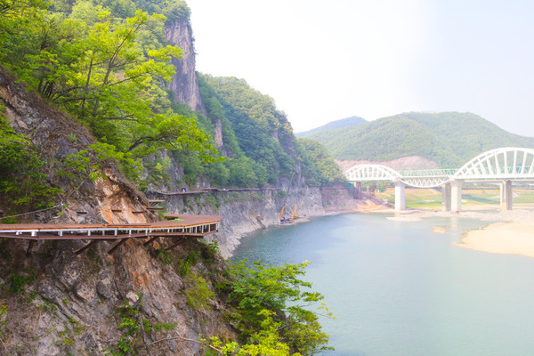▲ 공사가 한창 진행 중인 남한강 잔도 ‘수양개 역사문화길’ⓒ단양군