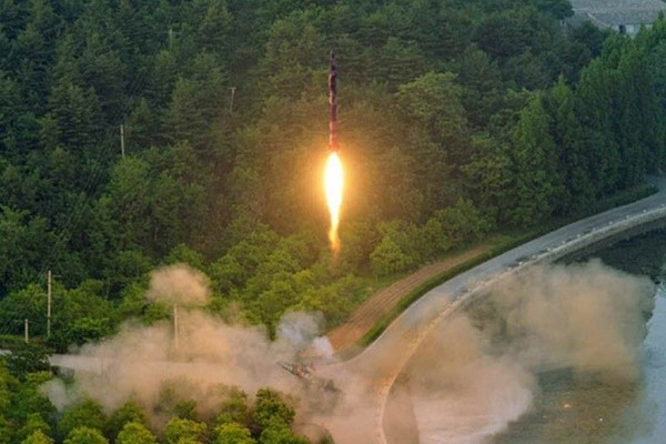 북한은 김정은이 참관한 가운데 새로 개발한 정밀 조종유도체계를 도입한 탄도미사일 시험발사를 성공적으로 진행했다고 밝혔다. 사진은 관련 北노동당 기관지 '노동신문' 보도 일부.ⓒ北선전매체 홈페이지 캡쳐