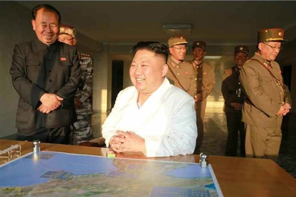 ▲ 시험발사 모습을 바라보며 웃고있는 김정은(가운데).ⓒ北선전매체 홈페이지 캡쳐