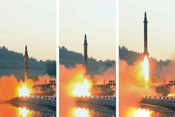 무한궤도식 발사 차량에서 발사되는 탄도미사일.ⓒ北선전매체 홈페이지 캡쳐