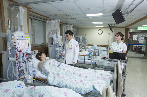 ▲ 환자가 인공신장실에서 투석을 받으며 의료진과 대화를 나누고 있다.ⓒ동산병원