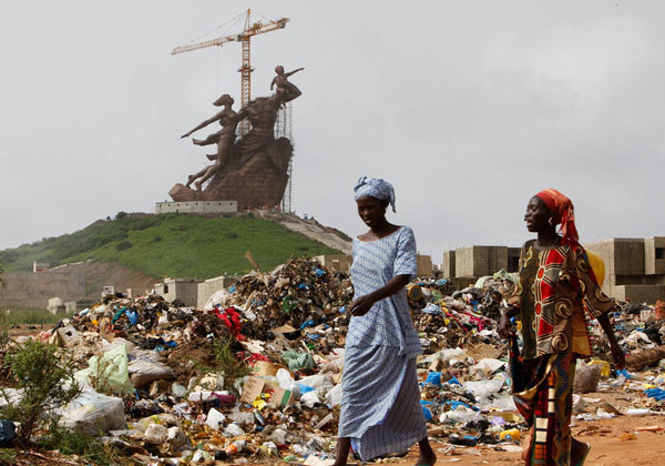 세네갈 정부가 자랑하는 동상의 건설 당시 모습. 北만수대 창작사가 건설했다. ⓒ美공영 NPR 관련보도 화면캡쳐.