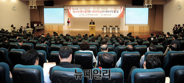 ▲ 이날 자리를 메운 자유한국당의 당 관계자들은 저마다 외부인사에 책임론 문제를 물었다. '나아갈 길'과는 거리가 먼 질문을 던진 셈이다. ⓒ뉴데일리 공준표 기자