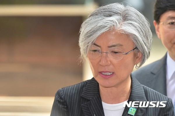 ▲ 강경화 외교부 장관 후보자가 각종 의혹으로 인사청문회 개최 전부터 구설에 오르고 있다. 사진은 강경화 후보자가 30일 오전 인사청문회 준비를 위해 사무실이 마련된 서울 광화문의 한 빌딩으로 출근하던 중 취재진 질문을 받고있다.ⓒ뉴시스. 무단전재 및 재배포 금지