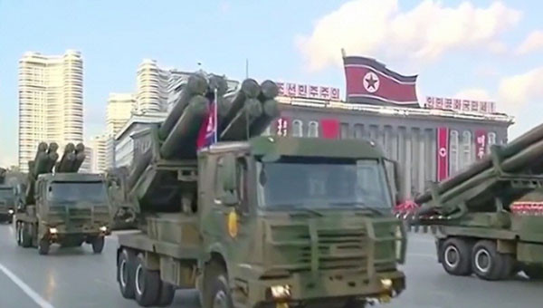 ▲ 2016년 북한 열병식에 등장한 KN-09 방사포. 구경 300mm로 사거리는 200km 이상으로 추정된다. ⓒ北선전매체 화면캡쳐.
