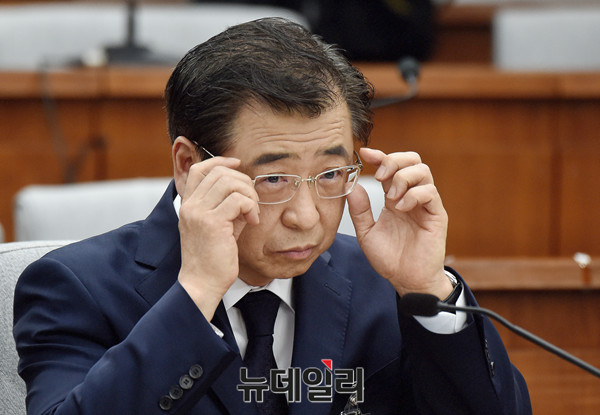 ▲ 서훈 국가정보원장 후보자가 29일 오전 국회에서 열린 인사청문회에 출석해 안경을 만지고 있다.ⓒ뉴데일리=이종현 기자