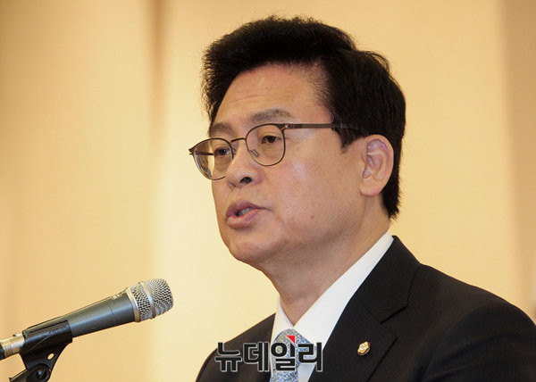 ▲ 자유한국당 정우택 원내대표. 그는 30일 긴급원내대책회의를열고 이낙연 총리 후보자 인준 관련 대응책을 논의했다. ⓒ뉴데일리 공준표 기자