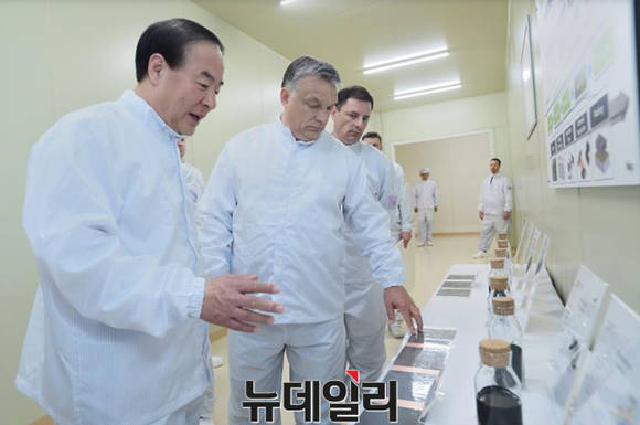 ▲ 삼성SDI 전영현 사장(사진 왼쪽)과 빅토르 오르반 총리(사진 가운데).ⓒ삼성SDI