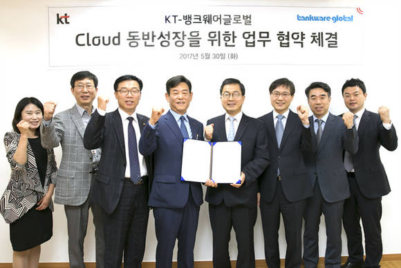 KT가 뱅크웨어글로벌와 Cloud 동반 성장을 위한 업무협약'을 체결했다. ⓒKT