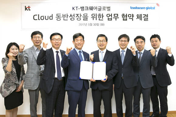 ▲ KT가 뱅크웨어글로벌와 Cloud 동반 성장을 위한 업무협약'을 체결했다. ⓒKT