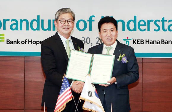 ▲ 함영주 KEB하나은행장(오른쪽)이 30일 본점에서 미국 한인은행인 ‘Bank of Hope’의 케빈 김(Kevin S. Kim) 은행장과  외환, Private Banking, 수탁서비스 등과 관련해 업무 협약을 체결했다.ⓒKEB하나은행