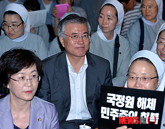 ▲ 2013년 9월 '국정원 해체 촉구' 집회에 참석한 문재인 대통령. 최근 북한에서는 노동당 간부들에게 "남조선의 현재 정당은 모두 반동집단이며, 새 정권에 기대하지 말라"는 내용의 강연을 실시하고 있다고 한다. ⓒ뉴시스. 무단전재 및 재배포 금지.