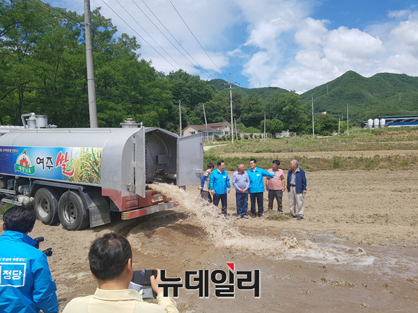 ▲ 바른정당 의원들이 26일 경기도 여주를 방문해 물차로 물을 대고 있는 메마른 논을 바라보고 있다. 현장 관계자는 취재진에 "보이는 논에 물을 채우기 위해서는 15톤 트럭이 15회 번 정도 물을 끌어와야 한다"고 설명했다. ⓒ뉴데일리 임재섭 기자