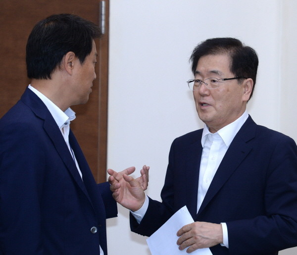 ▲ 정의용 국가안보실장(왼쪽)과 임종석 청와대 비서실장(오른쪽) ⓒ 뉴시스