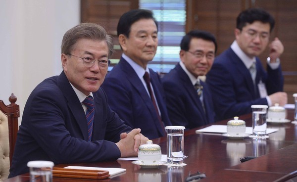 ▲ 문재인 대통령이 5월24일 청와대 여민관에서 미중일 특사단들과 만나 이야기를 나누고 있다. ⓒ뉴시스 사진DB