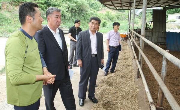 ▲ 이범석 충북 청주부시장이 31일 남일면의 한 축사를 방문해 현장 점검을 하고 있다.ⓒ청주시