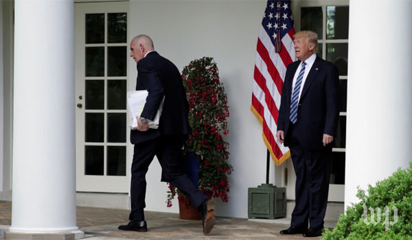 ▲ 일일 기밀브리핑 전후 도널드 트럼프 대통령의 모습. ⓒ美워싱턴포스트 관련보도 영상캡쳐.