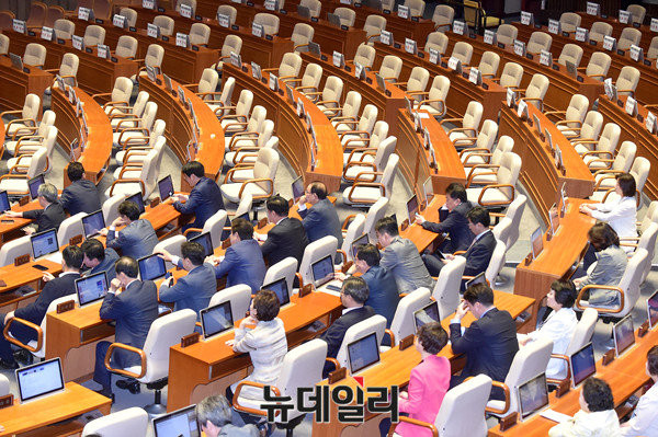 ▲ 31일 이낙연 국무총리 후보자 인준안에 대해 자유한국당이 강하게 반발했다. 이날 본회의장에서 자유한국당은 표결에 반대함으로서 자신들의 의사를 표시했다. ⓒ뉴데일리 이종현 기자