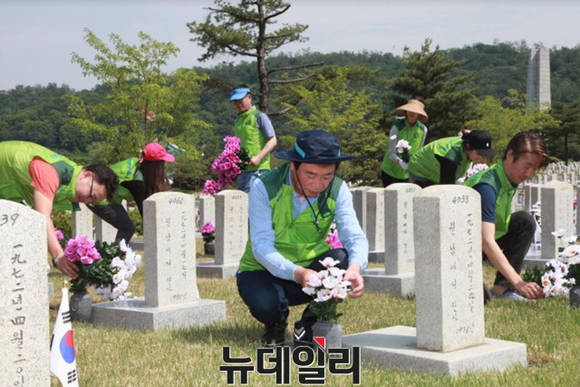 ▲ 코오롱 임직원 100여명이 지난달 31일 국립 서울현충원을 찾아 묘역을 단장하고 호국영령을 기리는 활동을 펼쳤다.ⓒ코오롱