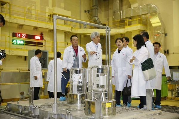 ▲ 31일 대전 원자력연구원에서 원자력안전성시민검증단이 하나로를 살펴보고 있다.ⓒ대전원자력연구원
