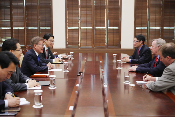 ▲ 문재인 대통령이 5월31일 청와대에서 미국 민주당 딕 더빈 상원 원내총무와 면담을 하고 있다. ⓒ청와대 제공