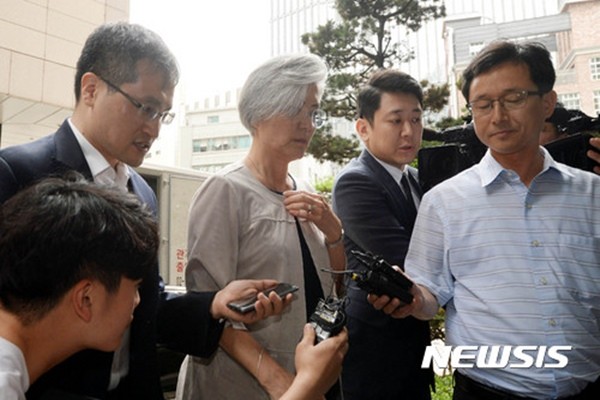 ▲ 강경화(가운데) 외교부 장관 후보자가 1일 오전 인사청문회 준비를 위해 사무실이 마련된 서울 종로구 광화문의 한 빌딩으로 출근하고 있다.ⓒ뉴시스. 무단전재 및 재배포 금지