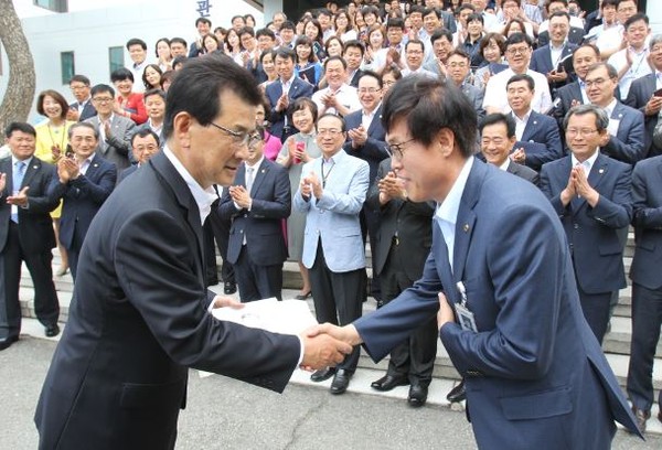 ▲ 이시종 충북도지사가 1일 충북교육청을 방문해 특강을 실시했다.ⓒ충북도