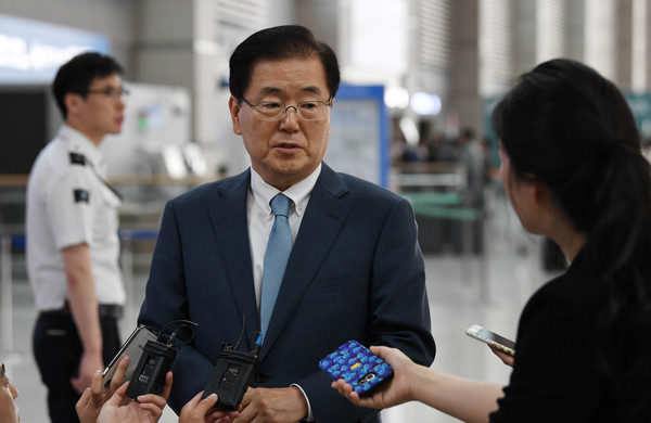 ▲ 정의용 국방안보실장이 1일 미국 출국을 앞두고 인천공항에서 기자들과 만나 대화하고 있다. ⓒ뉴시스 사진DB