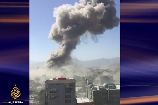 ▲ 아프가니스탄 수도 카불 외교가에서 31일(이하 현지시간) 테러조직 ‘대쉬(ISIS)’의 소행으로 추정되는 차량 자폭테러가 발생해 최소 90명이 숨지고 400명이 다쳤다. 사진은 폭발로 검은 연기가 치솟고 있는 모습.ⓒ'알 자지라' 보도영상 화면캡쳐