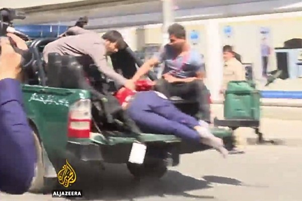 사진은 폭발 여파로 다친 것으로 추정되는 부상자가 후송되고 있는 모습.ⓒ'알 자지라' 보도영상 화면캡쳐