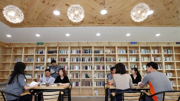 ▲ 한국타이어는 대전공장 내 북카페를 오픈해 임직원들의 자기계발 향상 지원에 나선다고 1일 밝혔다.ⓒ한국타이어