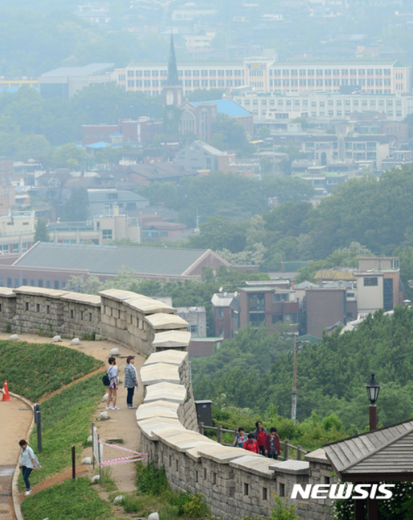 ▲ 서울 낙산공원에서 바라본, 미세먼지가 가득한 서울도심ⓒ뉴시스