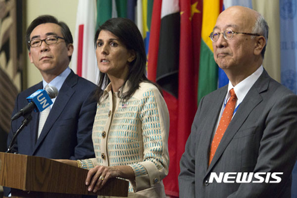 ▲ 유엔 안보리가 오는 2일(현지시간) 새 대북제재 초안을 놓고 공식회의를 갖는다. 사진은 지난 5월 16일(현지시간) 유엔 안보리의 추가 대북제재와 관련해 기자회견을 하는 조태열 한국대사, 니키 헤일리 미국대사, 벳쇼 고로 일본대사의 모습. ⓒ뉴시스-AP. 무단전재 및 재배포 금지.