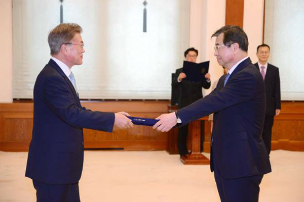 ▲ 지난 1일 청와대에서 문재인 대통령으로부터 임명장을 받는 서훈 신임 국정원장. ⓒ뉴시스. 무단전재 및 재배포 금지.