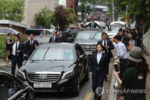 ▲ 대통령 경호실 경호 의전차량을 타고 서울현충원으로 이동하는 문재인 대통령 ⓒ 연합뉴스