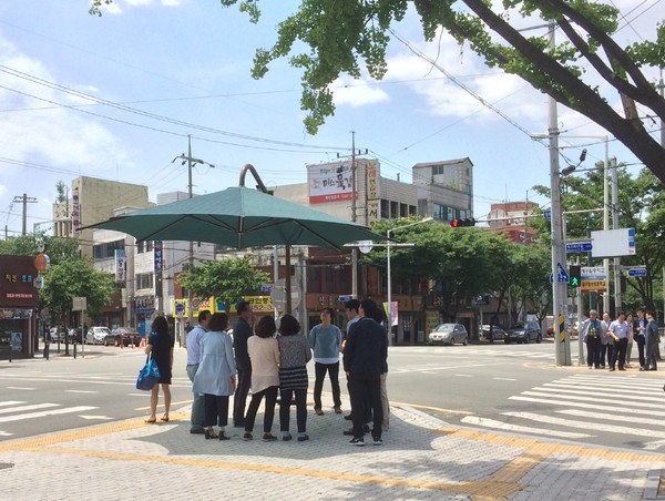 ▲ 대구 침산동 북부 시립도서관 횡단보도 대기 장소에 설치된 지름 5m 정도의 녹색 대형파라솔.ⓒ북구청